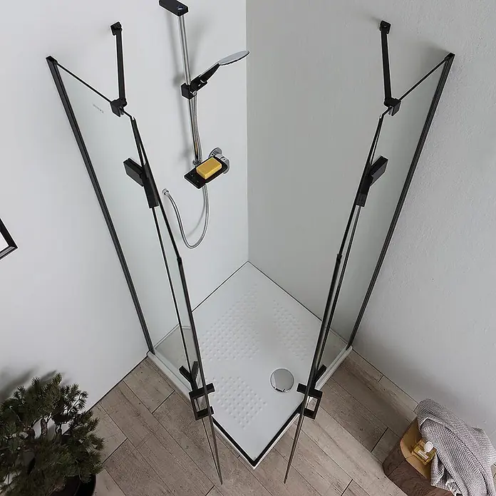 Kiamami Valentina Eckdusche - 900 x 900 x 1.900 cm, Schwarz, Farblos, Stärke: 6 mm - Eckduschkabine mit schwarz gerahmten Glastüren, einer weißen Duschwanne und einem wandmontierten Duschsystem mit Seifenschale.