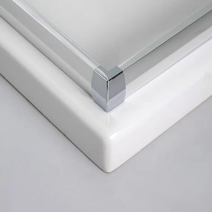 Kiamami Valentina Eckdusche - 900 x 700 x 1.900 cm, Farblos, Stärke: 6 mm - Glatte Chrom-Eckverbindung, die eine klare Platte mit einer glänzenden weißen Oberfläche verbindet.