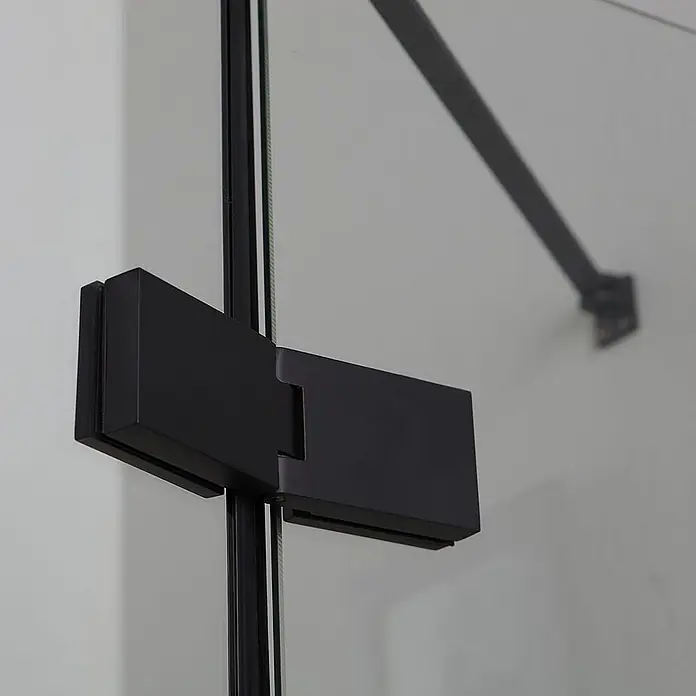 Kiamami Valentina Eckdusche - 900 x 900 x 1.900 cm, Schwarz, Farblos, Stärke: 6 mm - Mattschwarzes Duschscharnier verbindet eine Glasplatte mit einem vertikalen Rahmen.