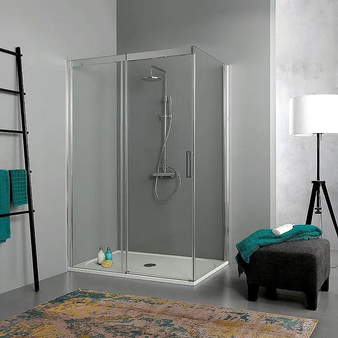 Kiamami Valentina Eckdusche - 1.300 x 700 x 1.900 cm, Transparent, Stärke: 6 mm - Eckduschkabine aus Klarglas mit Chromdetails und weißer Duschwanne, in modernem Bad installiert.
