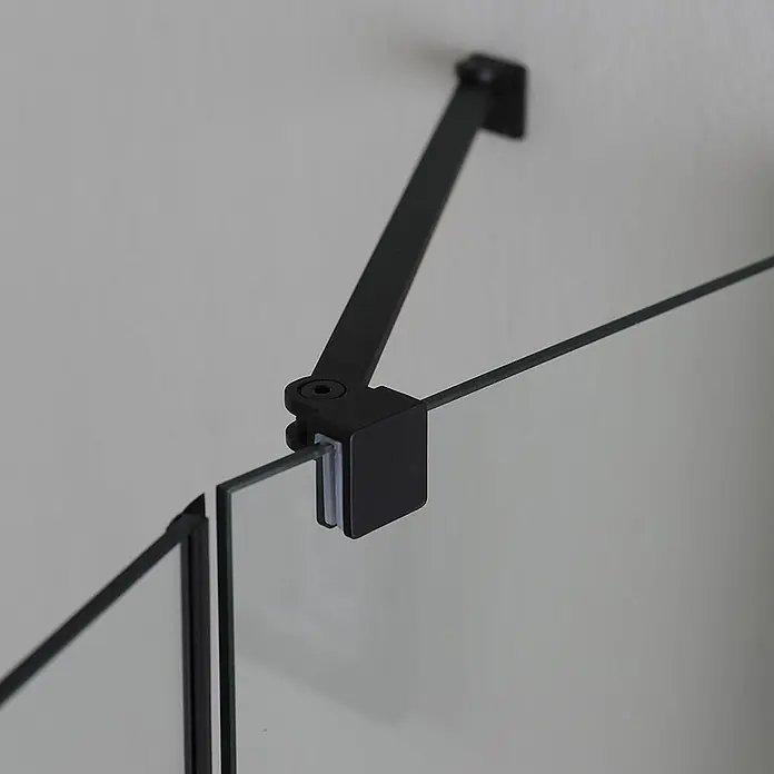 Kiamami Valentina Eckdusche - 900 x 900 x 1.900 cm, Schwarz, Farblos, Stärke: 6 mm - Schwarzer, matter Metall-Duschwandhalter an der Wand, der eine Glasscheibe stützt.