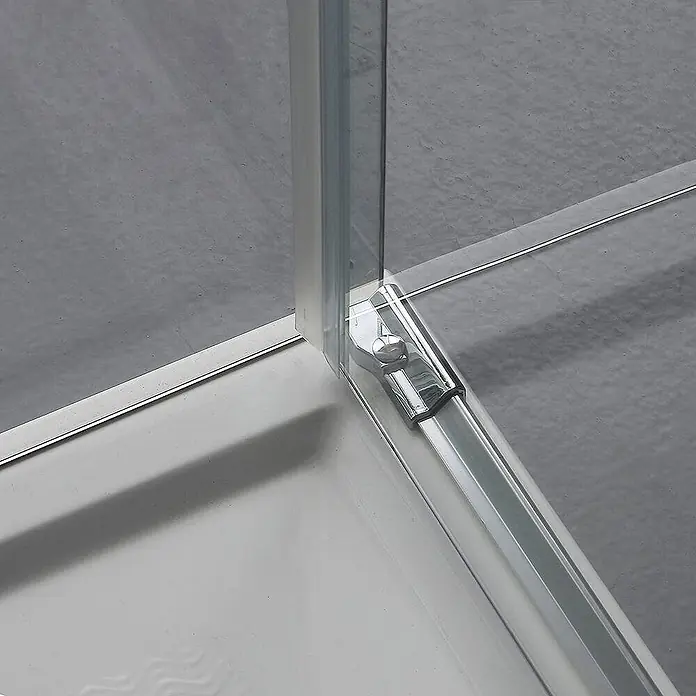 Kiamami Valentina Eckdusche - 1.300 x 700 x 1.900 cm, Transparent, Stärke: 6 mm - Ecke einer Glasduschkabine mit Chrombeschlägen, die Paneele mit einer weißen Duschwanne verbinden.
