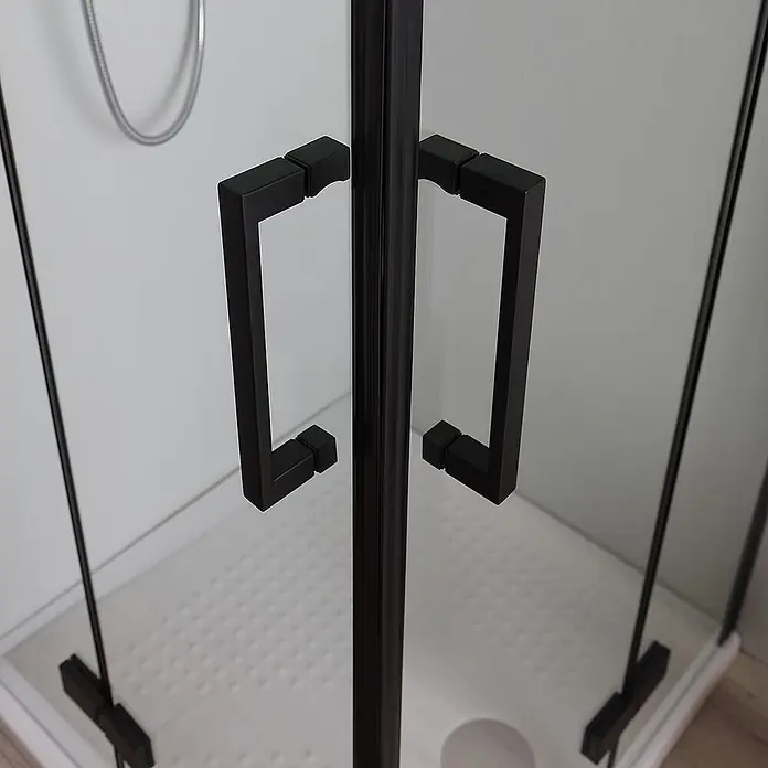 Kiamami Valentina Eckdusche - 900 x 900 x 1.900 cm, Schwarz, Farblos, Stärke: 6 mm - Schwarze quadratische Duschgriffe an einer klaren Glastür mit weißer Duschwanne.