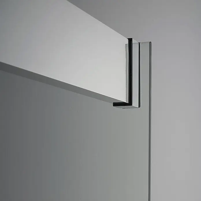 Kiamami Valentina Eckdusche - 1.300 x 700 x 1.900 cm, Transparent, Stärke: 6 mm - Schwarze und verchromte L-Halterung, die eine Glasscheibe an einem weißen Träger befestigt.