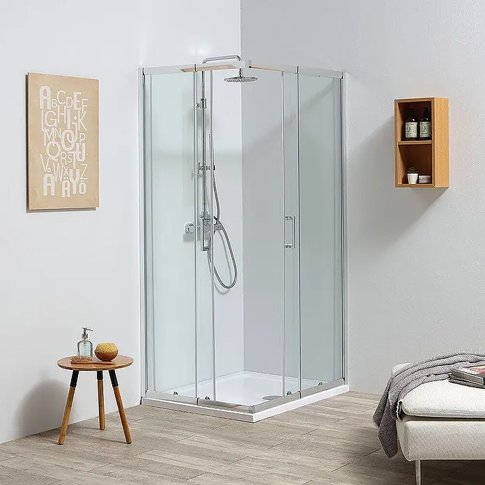 Kiamami Valentina Eckdusche - 0,02 x 0,02 x 1.900 cm, Transparent, Stärke: 6 mm - Eckduschkabine mit klaren Glaspaneelen, weißer Duschwanne und Chromarmaturen in einem modernen Badezimmer.