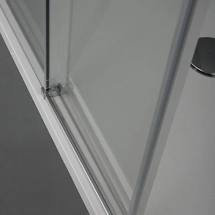 Kiamami Valentina Eckdusche - 1.300 x 700 x 1.900 cm, Transparent, Stärke: 6 mm - Nahaufnahme des unteren Profils einer Duschabtrennung aus Klarglas und weißer Basis.