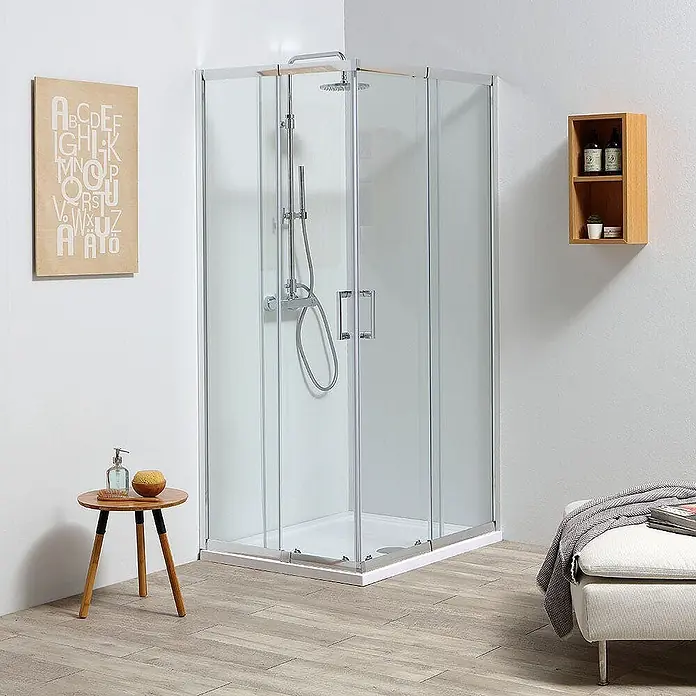 Kiamami Valentina Eckdusche - 0,02 x 0,02 x 1.900 cm, Transparent, Stärke: 6 mm - Eckduschkabine mit klarem Glas, silbernem Rahmen und weißer Duschwanne, in einer modernen Badezimmerecke.