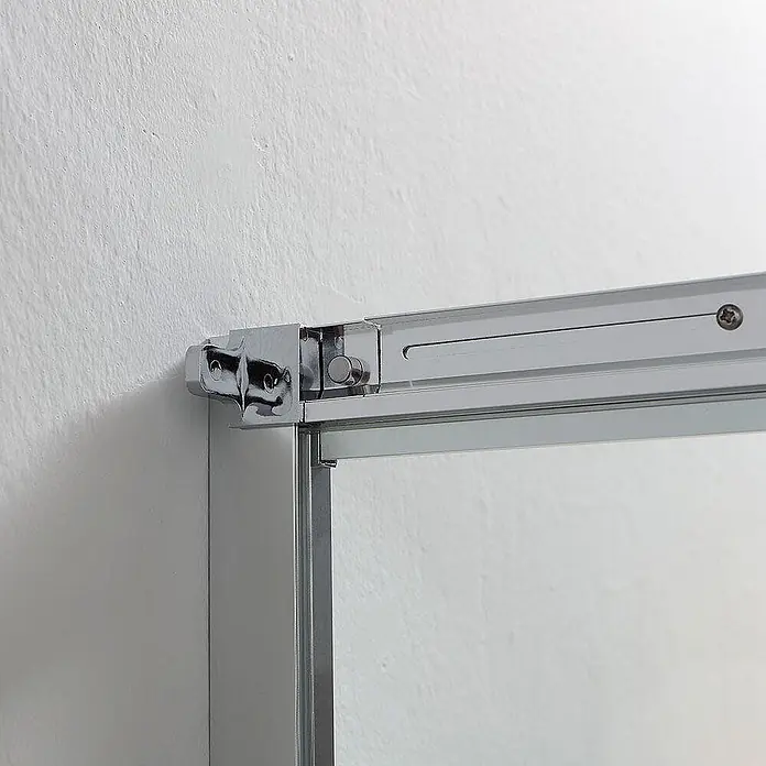 Kiamami Valentina Eckdusche - 0,02 x 0,02 x 1.900 cm, Transparent, Stärke: 6 mm - Nahaufnahme eines verchromten Duschkabinenrahmens mit Schwenk- oder Gleitmechanismus zur Wandbefestigung.