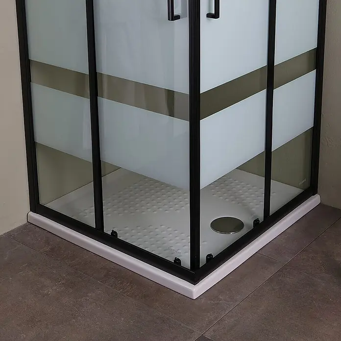 Kiamami Valentina Eckdusche - 900 x 900 x 1.900 cm, Schwarz, Weiß, Stärke: 6 mm - Eckduschkabine mit schwarzem Rahmen, Milchglasscheiben mit klaren diagonalen Streifen und weißer Duschwanne.