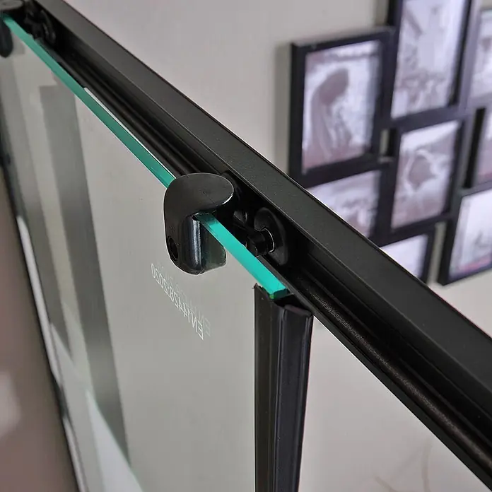 Kiamami Valentina Eckdusche - 900 x 900 x 1.900 cm, Schwarz, Weiß, Stärke: 6 mm - Schwarze Schiebetürschiene und Aufhängungen für eine klare Glasscheibe mit grünem Rand, im häuslichen Umfeld.