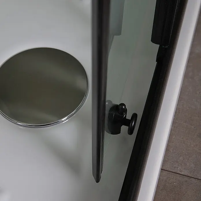 Kiamami Valentina Eckdusche - 900 x 900 x 1.900 cm, Schwarz, Weiß, Stärke: 6 mm - Verchromte Duschablaufabdeckung und schwarz gerahmte Glasduschtür mit schwarzem Griff/Knauf.