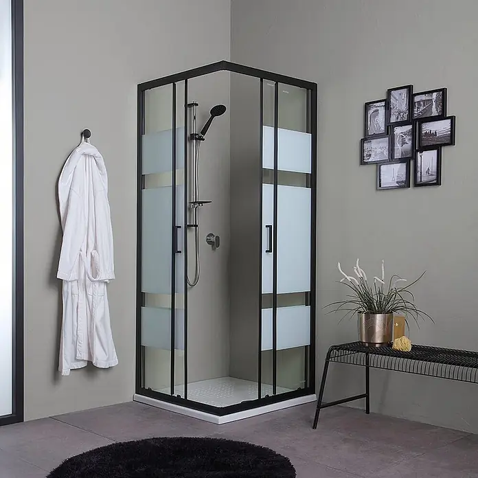 Kiamami Valentina Eckdusche - 900 x 900 x 1.900 cm, Schwarz, Weiß, Stärke: 6 mm - Eckduschkabine mit schwarzem Rahmen und mattierten Glaspaneelen in einem modernen Badezimmer.