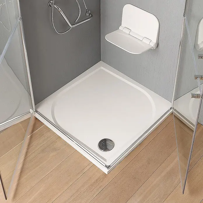 Kiamami Valentina Eckdusche - 900 x 900 x 1.900 cm, Transparent, Stärke: 6 mm - Weiße Viertelkreis-Duschwanne mit Chromablauf und weißem klappbaren Duschsitz an der Wand.