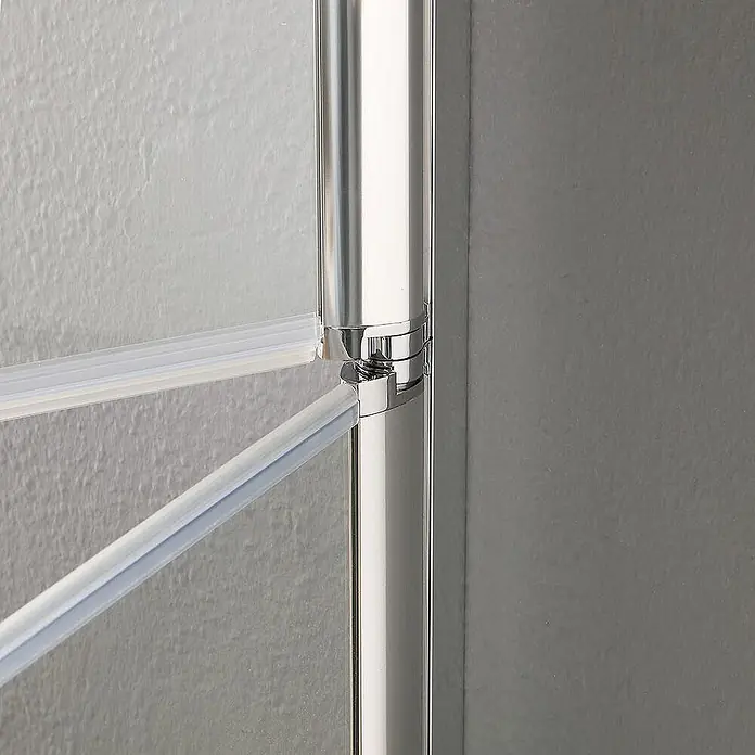 Kiamami Valentina Eckdusche - 900 x 900 x 1.900 cm, Transparent, Stärke: 6 mm - Glänzendes Chromscharnier verbindet transparente Duschwandprofile mit einer vertikalen Stange.