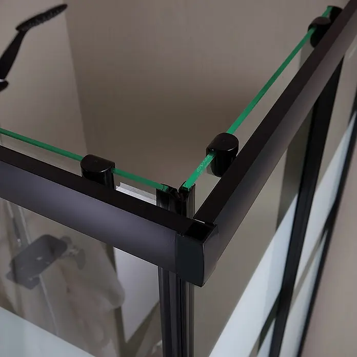 Kiamami Valentina Eckdusche - 900 x 900 x 1.900 cm, Schwarz, Weiß, Stärke: 6 mm - Ecke einer Duschkabine mit schwarzen Profilen, klaren Glasscheiben und grüner Dichtung.