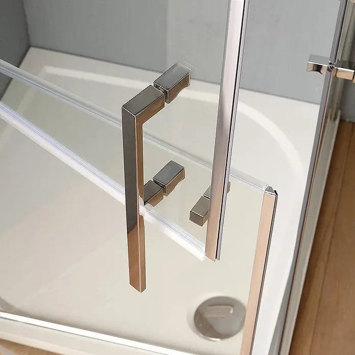 Kiamami Valentina Eckdusche - 900 x 900 x 1.900 cm, Transparent, Stärke: 6 mm - Quadratischer Duschkabinentürgriff aus poliertem Chrom an einer Klarglas-Duschkabine.
