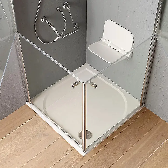 Kiamami Valentina Eckdusche - 900 x 900 x 1.900 cm, Transparent, Stärke: 6 mm - Eckduschkabine mit klaren Glaspaneelen, Chromrahmen, weißer Duschwanne und einem klappbaren Sitz mit Haltegriff für Barrierefreiheit.