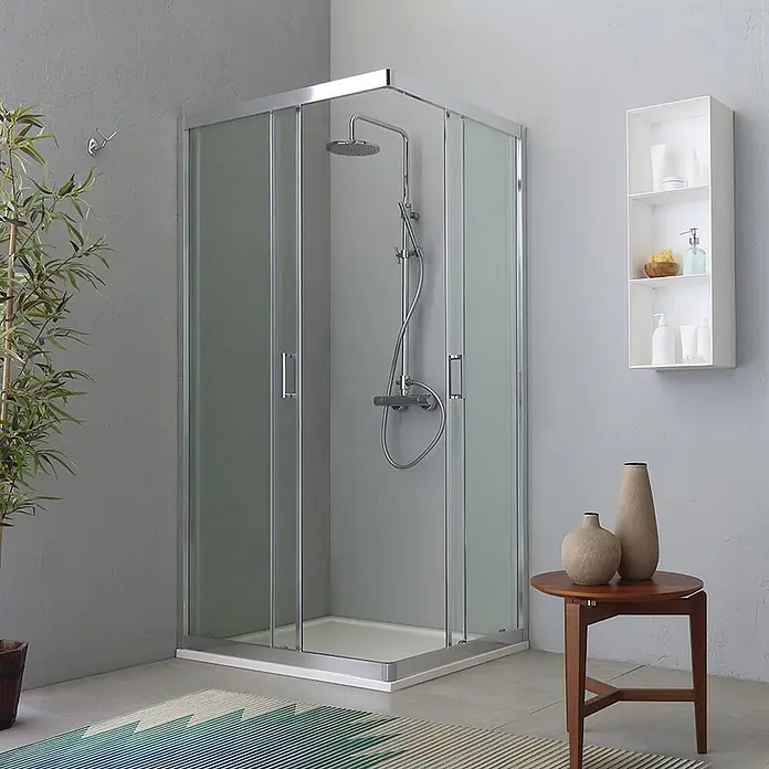Kiamami Valentina Eckdusche - 800 x 1.200 x 1.950 cm, Transparent, Stärke: 6 mm - Eckduschkabine mit klaren Glaspaneelen, Chromrahmen und weißer Duschwanne, in einem modernen Bad installiert.