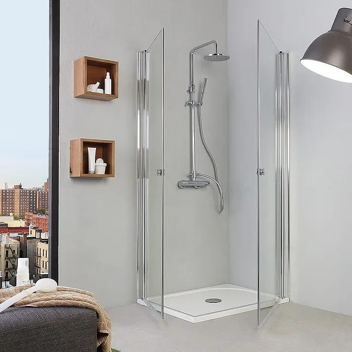 Kiamami Valentina Eckdusche - 90 x 70 x 185 cm, Transparent, Stärke: 6 mm - Eckduschkabine mit Klarglaswänden, Chromprofilen und weißer Duschwanne im modernen Badezimmer.