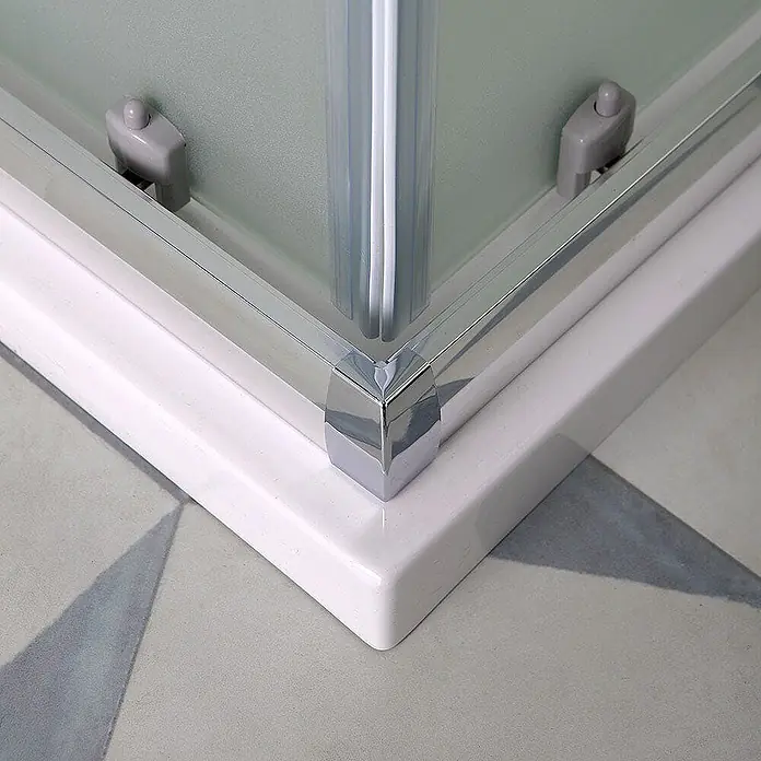 Kiamami Valentina Eckdusche - 900 x 900 x 1.850 cm, Satiniert, Stärke: 6 mm - Weiße Duschwanne mit Glasduschkabine, verchromtem Eckstück und Aluminiumprofilen.
