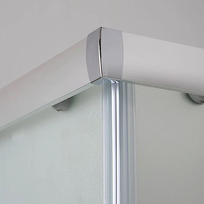Kiamami Valentina Eckdusche - 900 x 900 x 1.850 cm, Satiniert, Stärke: 6 mm - Obere Ecke einer Duschkabine mit silbernem Aluminiumrahmen, verchromtem Eckverbinder und Milchglasscheiben mit klarer Dichtung.