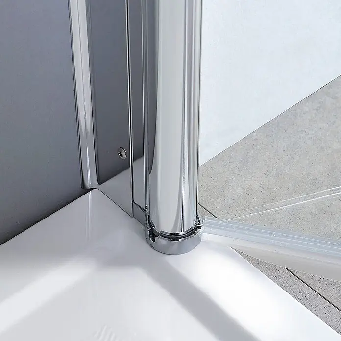 Kiamami Valentina Eckdusche - 900 x 900 x 1.850 cm, Transparent, Stärke: 6 mm - Detail des verchromten Duschkabinenrahmens und der transparenten Dichtung auf einer weißen Duschwanne.