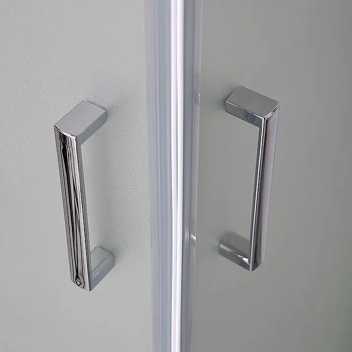 Kiamami Valentina Eckdusche - 90 x 90 x 185 cm, Satiniert, Stärke: 6 mm - Polierte Chrom-Türgriffe an einer Milchglastür.