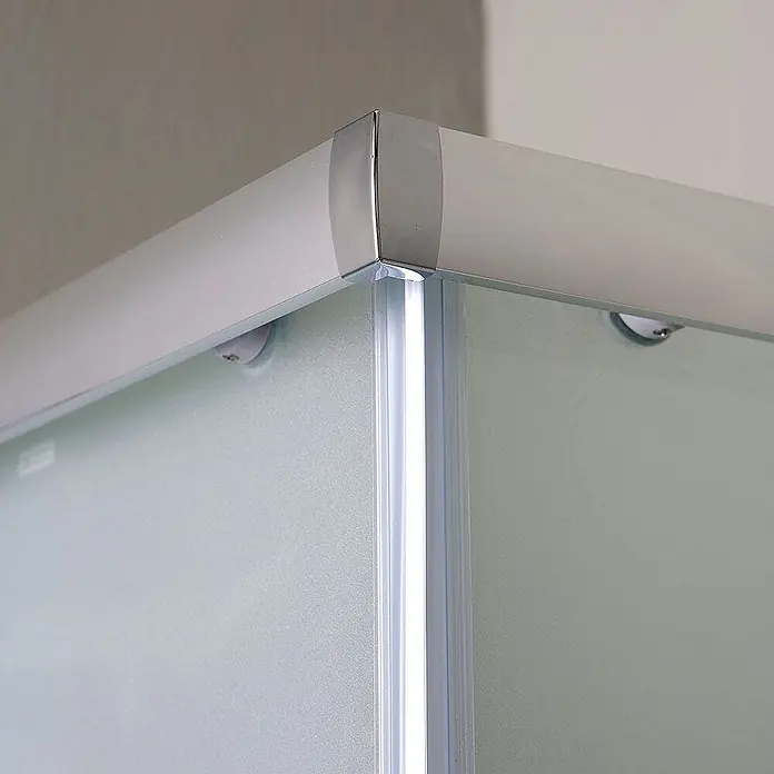 Kiamami Valentina Eckdusche - 80 x 120 x 185 cm, Satiniert, Stärke: 6 mm - Eckdetail einer Duschkabine mit Milchglasscheiben und einem silbernen Aluminiumrahmen.