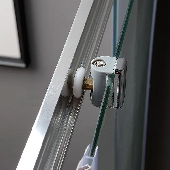 Kiamami Valentina Eckdusche - 750 x 750 x 1.850 cm, Transparent, Stärke: 4 mm - Weißes Rollen- und graues Halterungssystem für eine Glasschiebetür, gleitend auf einer silbernen Metallschiene.