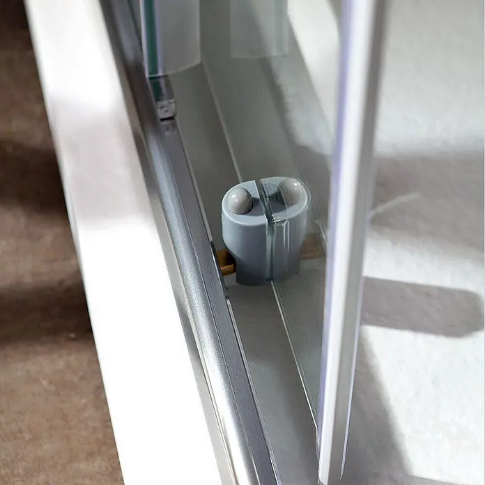 Kiamami Valentina Eckdusche - 750 x 750 x 1.850 cm, Transparent, Stärke: 4 mm - Grauer Duschkabinen-Bodenanschlag und -führung aus Kunststoff auf Metallschiene, sichert eine Glasscheibe.