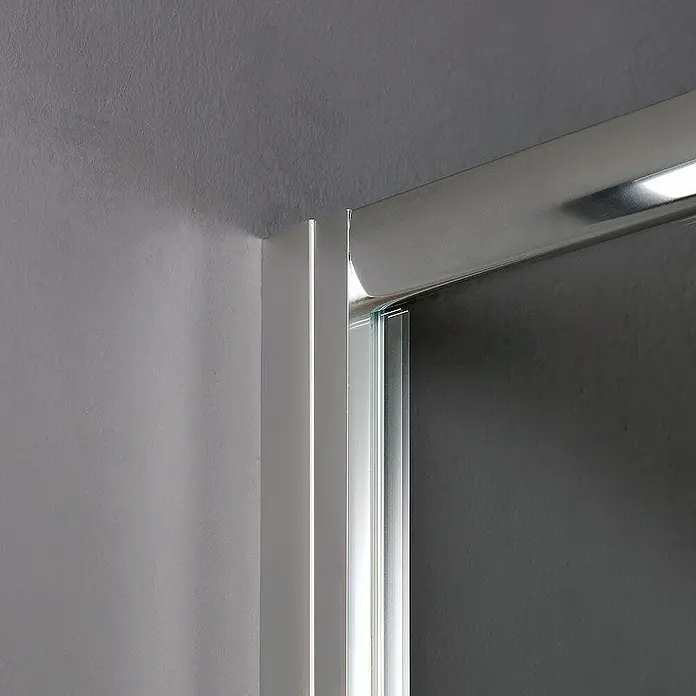 Kiamami Valentina Eckdusche - 750 x 750 x 1.850 cm, Transparent, Stärke: 4 mm - Detail eines Duschkabinenrahmens mit poliertem Metall und weißen Profilen, sowie klarem Glas.
