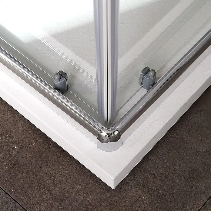 Kiamami Valentina Eckdusche - 750 x 750 x 1.850 cm, Transparent, Stärke: 4 mm - Ecke einer Duschkabine mit Klarglas, Chromrahmen und weißer Duschwanne. Zeigt graue Türrollen.