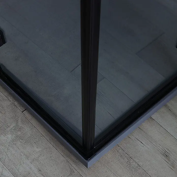 Kiamami Valentina Eckdusche - 120 x 80 x 190 cm, Schwarz, Farblos, Stärke: 6 mm - Ecke einer Duschkabine mit schwarzem Rahmen, Klarglas und grauem Sockel auf Holzboden.