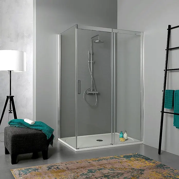 Kiamami Valentina Eckdusche - 1.200 x 700 x 1.900 cm, Transparent, Stärke: 6 mm - Eine moderne Eckduschkabine mit klaren Glaspaneelen und einer weißen Duschwanne, im Badezimmer installiert.