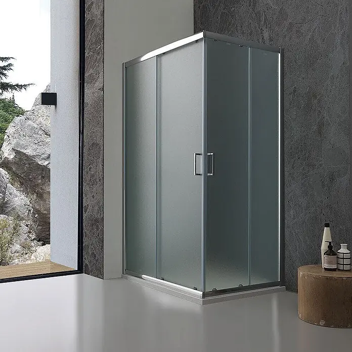 Kiamami Valentina Eckdusche - 1.200 x 700 x 1.850 cm, Matt, Stärke: 6 mm - Moderne Eck-Duschkabine mit mattierten Glasschiebetüren, silbernem Rahmen und Chromgriffen, in einem modernen Bad.