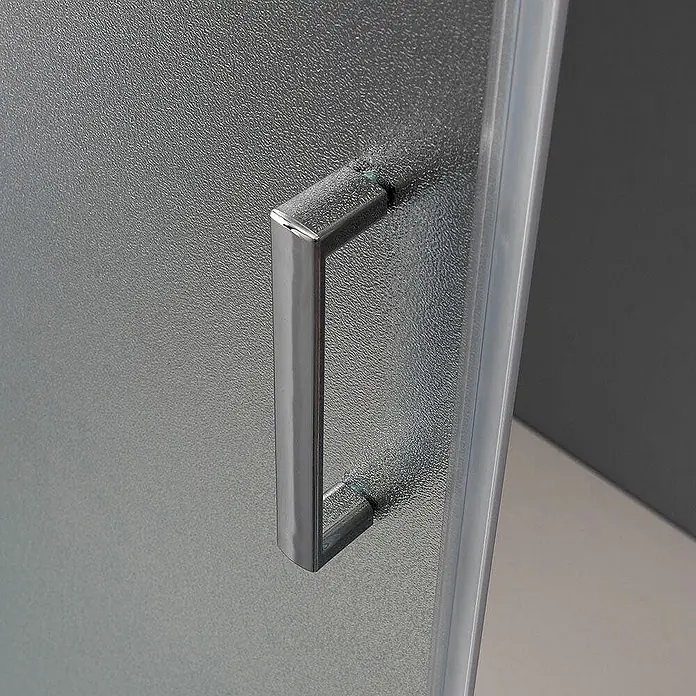 Kiamami Valentina Eckdusche - 1.200 x 700 x 1.850 cm, Matt, Stärke: 6 mm - Polierter Chrom-Stangengriff an einer mattierten Glas-Duschkabinentür.