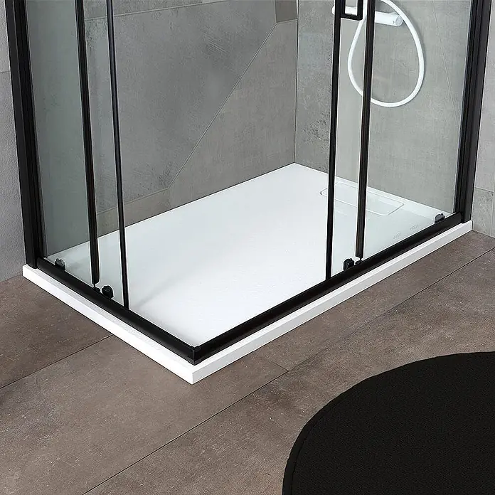 Kiamami Valentina Eckdusche - 1.000 x 800 x 1.900 cm, Transparent, Stärke: 6 mm - Weiße Duschwanne mit schwarz gerahmter Glasduschkabine auf Fliesenboden.