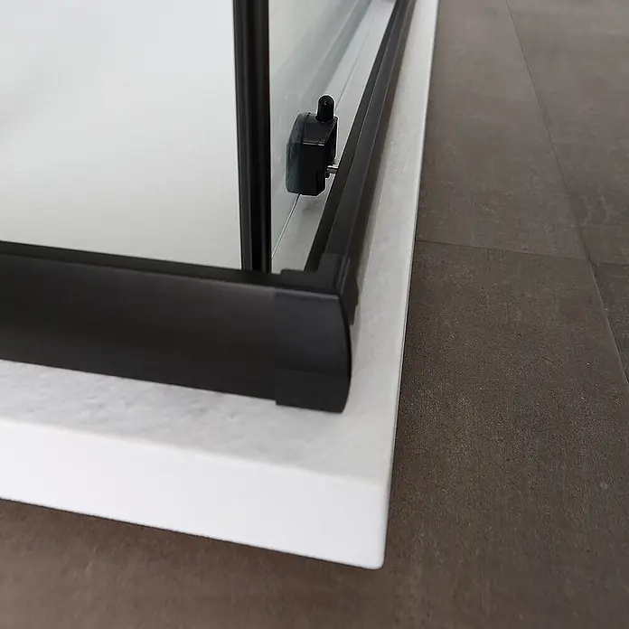 Kiamami Valentina Eckdusche - 1.000 x 800 x 1.900 cm, Transparent, Stärke: 6 mm - Schwarze Duschkabineecke mit Klarglas und Verschluss auf weißer Duschwanne.