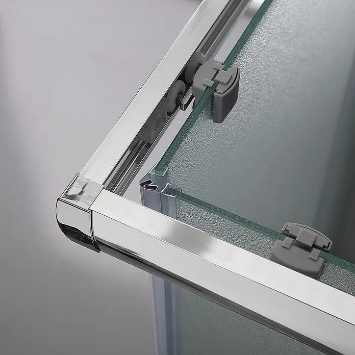 Kiamami Valentina Eckdusche - 1.200 x 700 x 1.850 cm, Matt, Stärke: 6 mm - Verchromte Rahmenecke einer Schiebeduschtür mit strukturierten Glasscheiben und grauen Rollen.