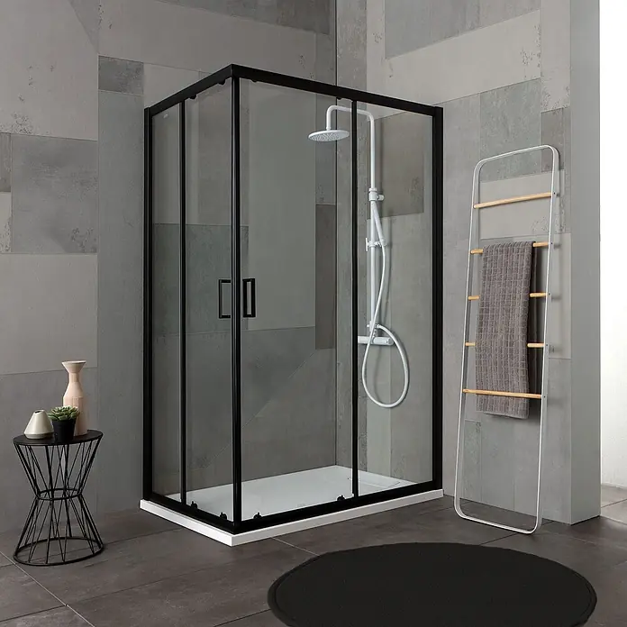 Kiamami Valentina Eckdusche - 1.000 x 800 x 1.900 cm, Transparent, Stärke: 6 mm - Schwarz gerahmte Duschkabine mit Klarglas und weißer Duschwanne in einem modernen Badezimmer.