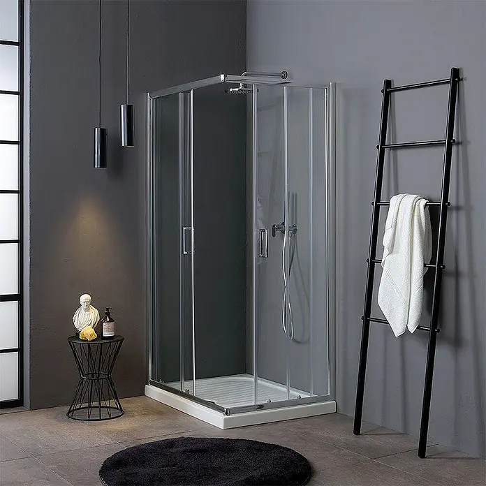 Kiamami Valentina Eckdusche - 700 x 1.000 x 1.850 cm, Transparent, Stärke: 4 mm - Eckduschkabine mit klaren Glaswänden, Chromrahmen und weißer Duschwanne in einem modernen Bad.