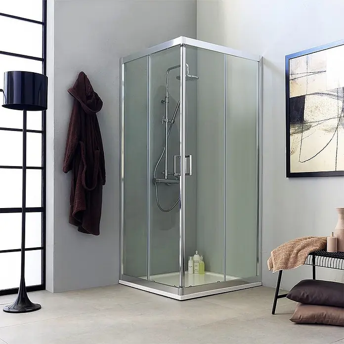 Kiamami Valentina Eckdusche - 90 x 90 x 195 cm, Transparent, Stärke: 6 mm - Eckduschkabine aus Milchglas mit Chromrahmen, in einem Badezimmer installiert.