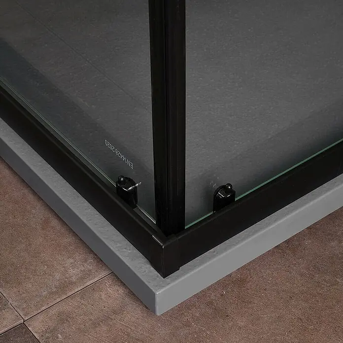 Kiamami Valentina Eckdusche - 900 x 700 x 1.900 cm, Schwarz, Weiß, Stärke: 6 mm - Ecke einer Duschkabine mit schwarzem Rahmen, Klarglas und grauer Duschwanne, zeigt den Bodenanschluss.