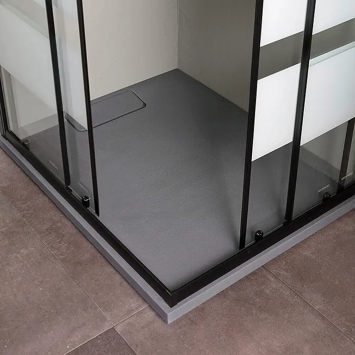 Kiamami Valentina Eckdusche - 1.000 x 800 x 1.900 cm, Schwarz, Weiß, Stärke: 6 mm - Dunkelgraue Duschwanne mit Linienablauf und schwarzgerahmter Glasduschkabine.