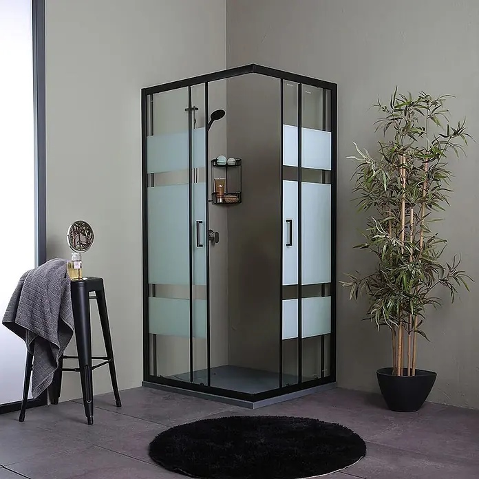 Kiamami Valentina Eckdusche - 900 x 700 x 1.900 cm, Schwarz, Weiß, Stärke: 6 mm - Eckduschkabine mit schwarzem Rahmen und mattierten Sichtschutzstreifen auf Glaspaneelen, in einem modernen Bad.