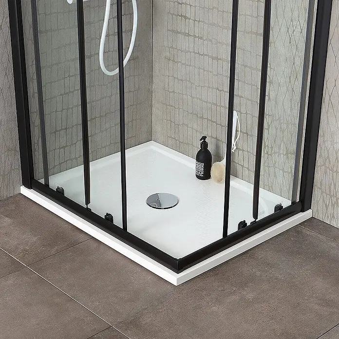Kiamami Valentina Eckdusche - 800 x 800 x 1.900 cm, Transparent, Stärke: 6 mm - Schwarze Glasduschkabine mit weißer Duschwanne in einem modernen Badezimmer.