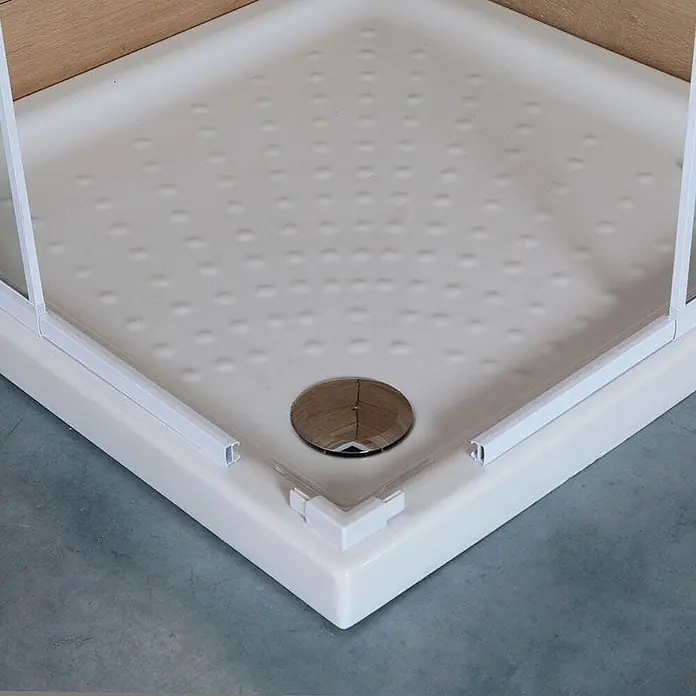 Kiamami Valentina Eckdusche - 90 x 90 x 185 cm, Transparent, Stärke: 6 mm - Eine cremefarbene, quadratische Duschwanne mit Antirutsch-Noppen und Chromablauf, bereit für eine Duschkabine.