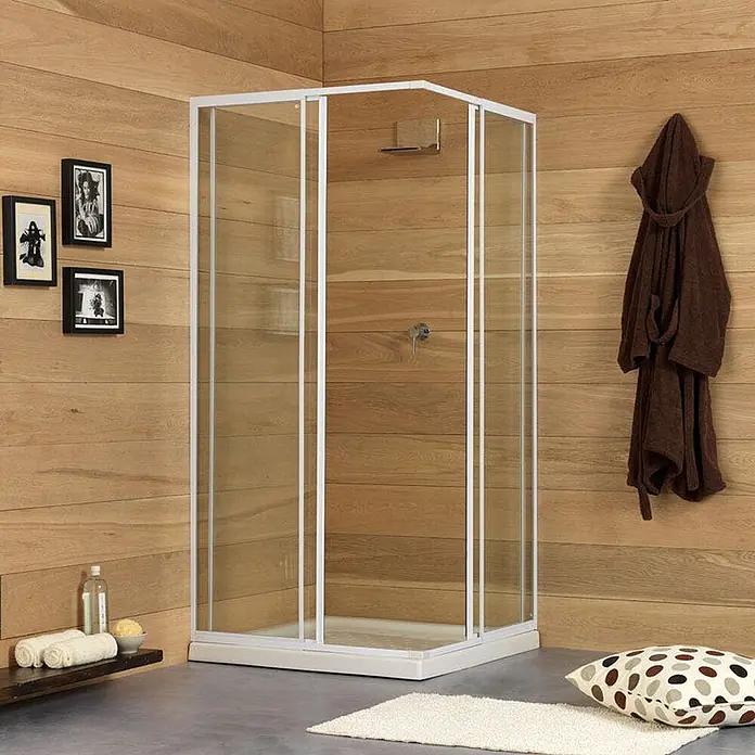 Kiamami Valentina Eckdusche - 90 x 90 x 185 cm, Transparent, Stärke: 6 mm - Weiß gerahmte Quadrant-Duschkabine mit Klarglastüren und weißer Duschwanne, in einem Bad mit Holzverkleidung.