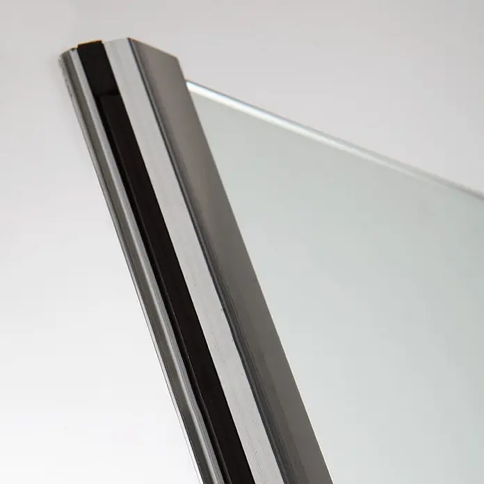 Kiamami Valentina Eckdusche - 900 x 900 x 1.850 cm, Transparent, Stärke: 6 mm - Klarglasplattenkante in dunklem Metallprofil mit schwarzer Dichtung montiert.