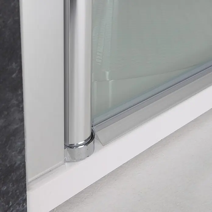 Kiamami Valentina Eckdusche - 900 x 900 x 1.850 cm, Transparent, Stärke: 6 mm - Detail einer Duschkabine mit silbernem Vertikalprofil und weißer Bodendichtung für eine Glasplatte.